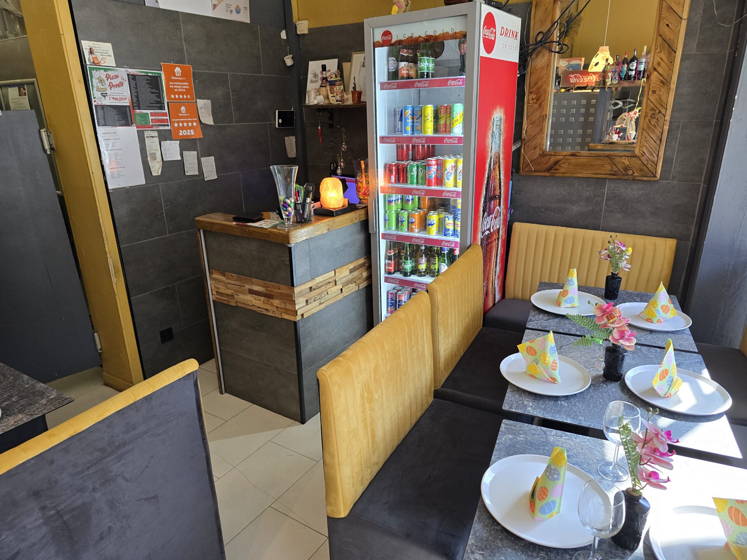 Salle Pizza Pronto dressée pour une célébration
