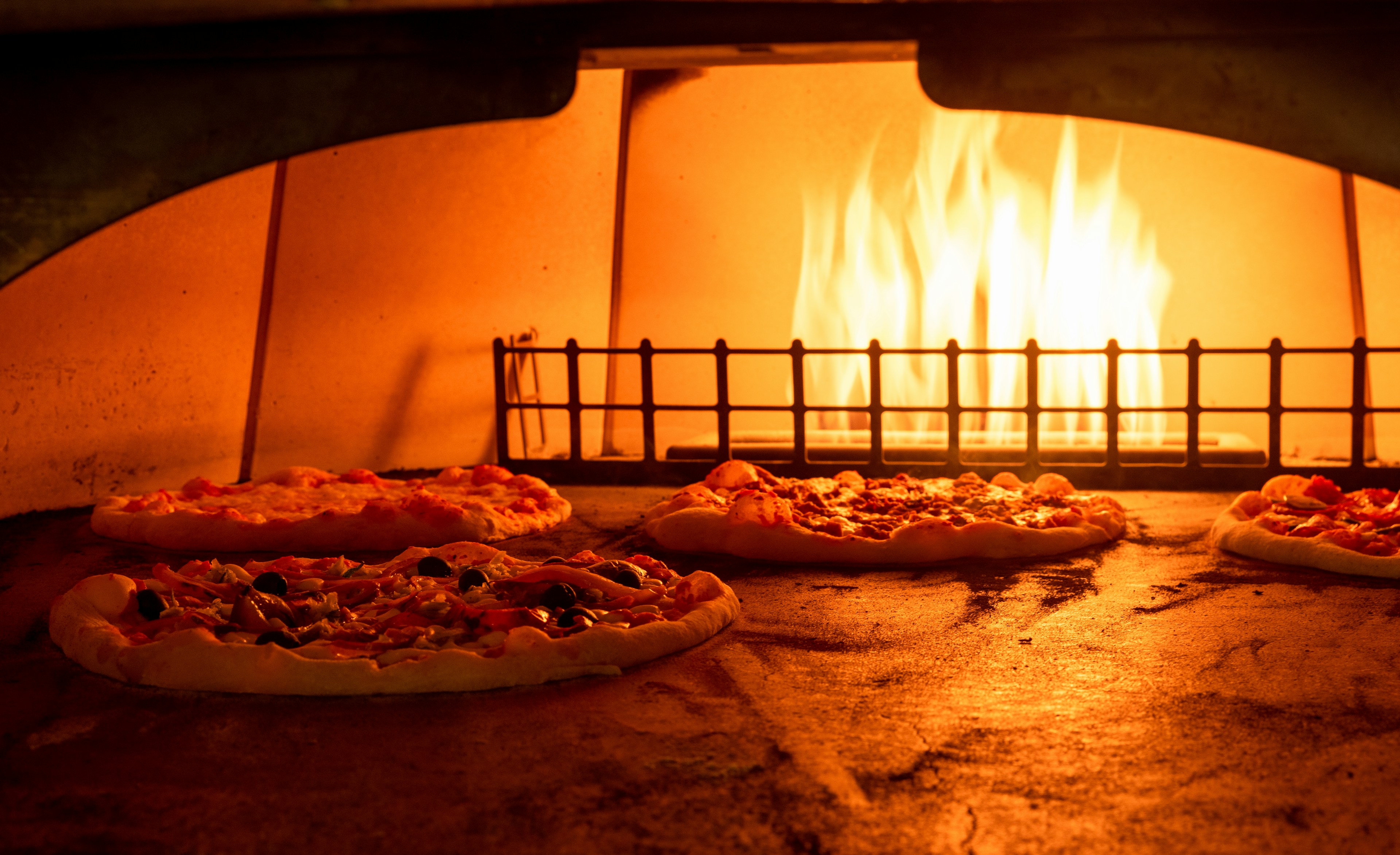 Pizzas en cuisson sur pierre dans le four